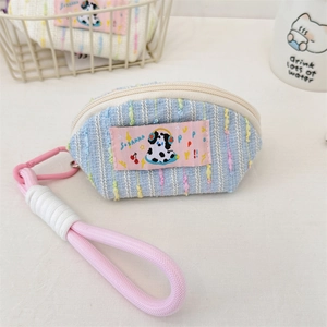 Pochette en tweed bleu avec écusson dalmatien rose et lanière tressée épaisse