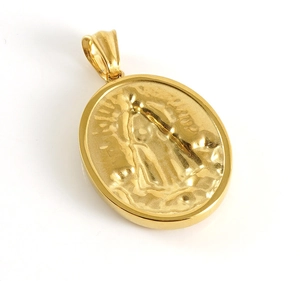 Makroaufnahme des religiösen 3D-Relief-Anhängers aus 18k vergoldetem Edelstahl-Schmuck