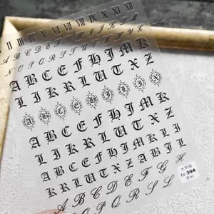 Dettaglio di adesivi 5D per unghie con lettere gotiche e numeri romani