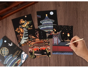 Détail du grattage d'une carte d'art de Pékin avec un stylet en bois naturel