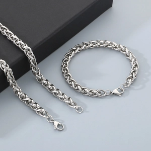 Vista dettagliata del set collana e bracciale in acciaio inossidabile argento lucido