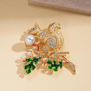 Broche écureuil exquise avec perle et strass scintillants sur une branche dorée