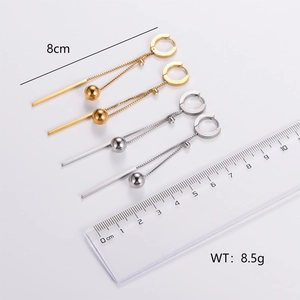 Detail of long tassel earrings with 8cm length and 8.5g weight measurements
