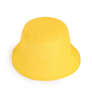 Vue détaillée du chapeau de soleil jaune dinosaure avec coutures en toile pour enfants