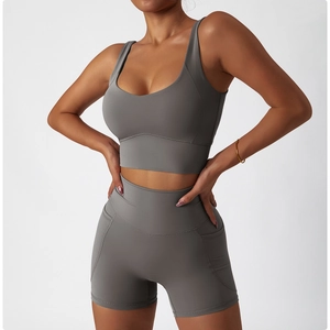 Détail du soutien-gorge de sport gris anthracite et du short à poches latérales