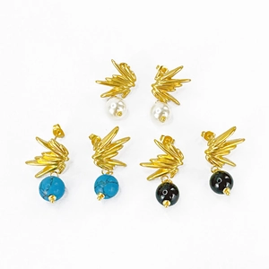 Clous d'oreilles dorés avec perle blanche, turquoise bleue et pendentifs en agate noire