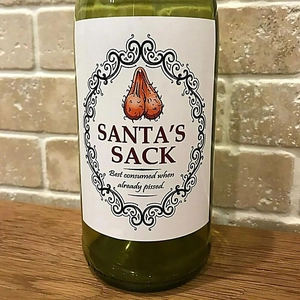 Détail d'étiquette de vin drôle Santa's Sack avec une citation humoristique