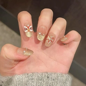 Unghie finte artigianali a tema danza del leone con perle e glitter dorati preziosi
