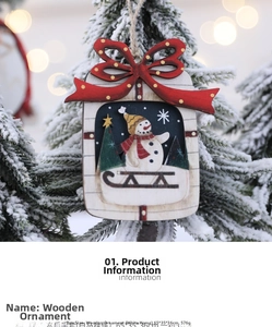 Détail d'une suspension de Noël en bois avec motif bonhomme de neige sur un sapin