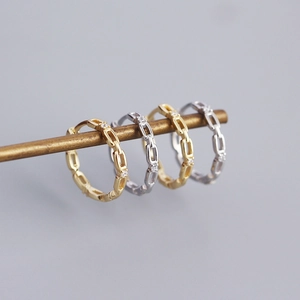 Detailed view of geometric chain-link hoop earrings in gold and silver S925 sterling silver