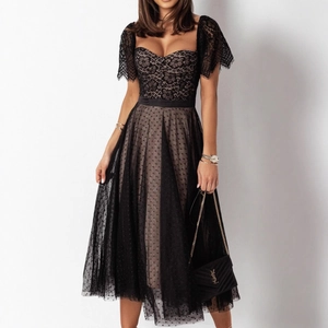 Elegantes schwarzes Spitzenkleid mit herzförmigem Ausschnitt und Polka-Dot-Netzrock