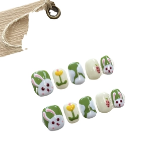 Faux ongles faits main avec lapins 3D, motifs floraux de tulipes et fini vernis vert