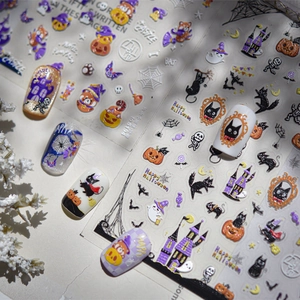 Détail de stickers à ongles Halloween en relief avec citrouilles, chats et fantômes