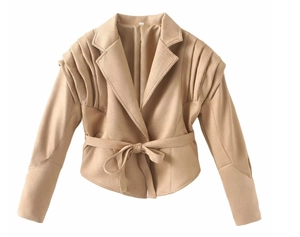 Detailansicht der khakifarbenen Kunstlederjacke mit Taillengürtel und Falten an den Schultern