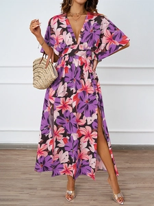 Detailansicht des tiefen V-Ausschnitts und Blumendrucks am Sommer-Maxikleid mit Schlitz