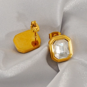 Boucles d'oreilles rectangulaires dorées en zircon sur fond de soie argentée