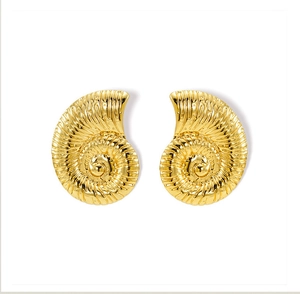 Dettaglio macro di orecchini a conchiglia nautilus in acciaio al titanio placcato oro 18K