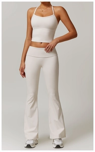 Détail d'un ensemble de yoga blanc brossé avec pantalon évasé à taille haute et brassière