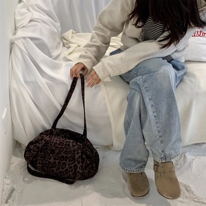 Dettaglio borsa tote leopardata in scamosciato con design a pieghe e spalline sottili
