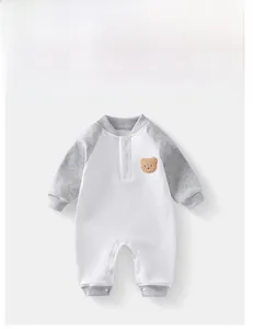 Baby-Strampler Detail mit Bären-Stickerei und Kontrast-Raglanärmeln in Weiß-Grau