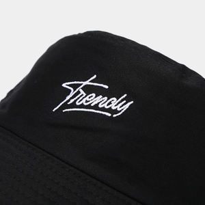 Gros plan sur la broderie blanche Trendy et le coton sergé d'un chapeau bob noir