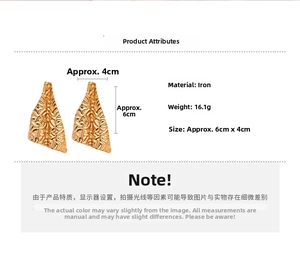 Détail de boucles d'oreilles géométriques dorées avec texture martelée et dimensions
