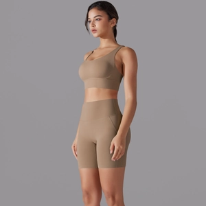 Dettaglio del set yoga marrone a vita alta che mostra la trama del tessuto elastico