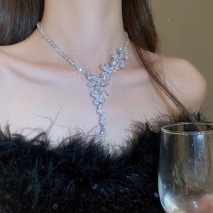 Dettaglio della collana d'argento a farfalla con zirconi brillanti su una modella
