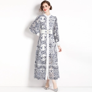 Weißes Langarm-Midikleid mit blauer floraler Spitze und zweireihigem Taillengürtel