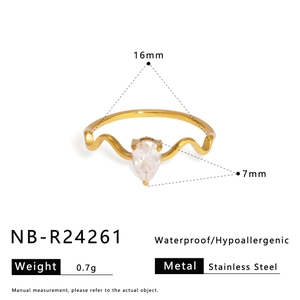 Makro-Detail des Edelstahlrings mit Wellenrand, 7mm Zirkonia-Tropfen und 16mm Durchmesser