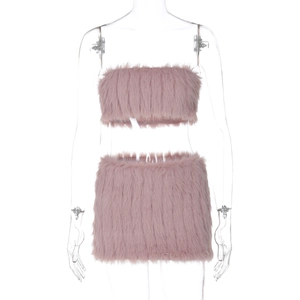 Detailansicht des rosa flauschigen Kunstpelz-Sets mit Bandeau-Top und Minirock
