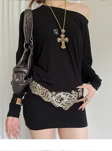 Gros plan sur ceinture en cuir léopard avec boucle en strass sur un mannequin