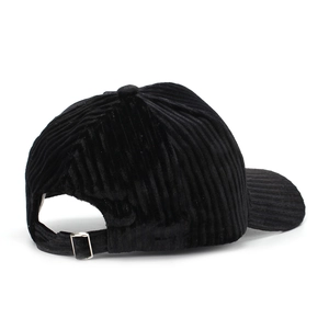 Achteraanzicht zwarte corduroy gestreepte baseballpet met metalen gesp