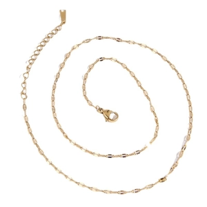Minimalist gold lip necklace with elegant oval link chain and adjustable extender clasp