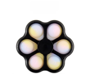Dettaglio del fidget spinner a forma di petalo con bolle in silicone colorate e numeri