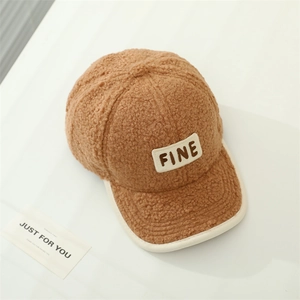 Détail de la casquette de baseball en polaire sherpa marron avec broderie FINE et bord blanc
