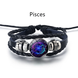Détail du bracelet en cuir tressé noir avec breloque Poissons lumineuse et billes en métal
