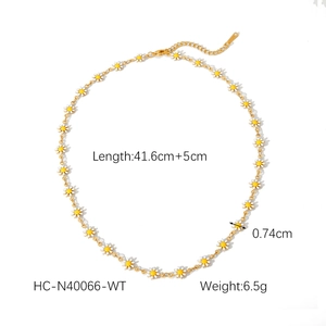 Dettaglio collana margherita dorata con dimensioni 41,6cm più 5cm e ciondolo da 0,74cm