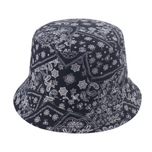 Primer plano de sombrero de pescador con estampado paisley en blanco y negro y gran detalle
