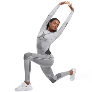 Détail de la combinaison de sport grise sans couture avec zones de compression fonctionnelles