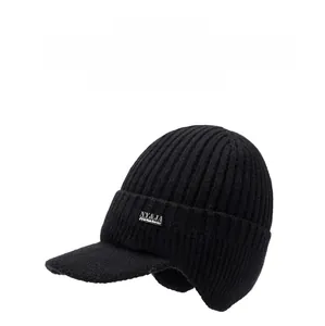 Dettaglio di un berretto da baseball nero in maglia con paraorecchie caldo invernale