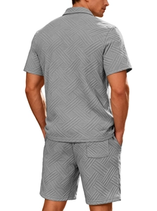Ensemble gris pour hommes avec chemise à manches courtes texturée et short vue de l'arrière
