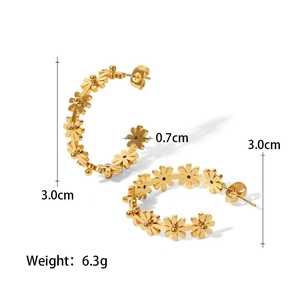 Detail view showing 3.0cm diameter gold daisy earrings with 0.7cm petal width measurements