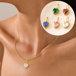 Elegante goldene Herz-Halskette mit bunten Zirkonsteinen an einem Model getragen