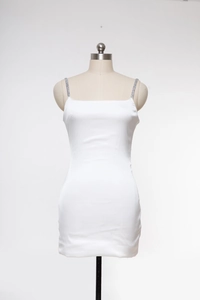 Détail de la robe nuisette en satin blanc sur mannequin avec fines bretelles élégantes