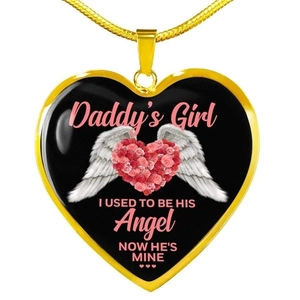 Gros plan du pendentif cœur avec texte 'Daddy's Girl' et ailes d'ange roses
