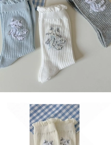 Détail des revers à dentelle et broderie chat sur chaussettes en coton côtelé