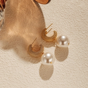 Vintage 18K gold plated pearl drop earrings with textured C-shape metal design