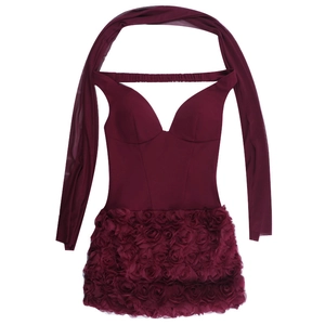 Détail de robe bordeaux avec jupe en pétales de rose 3D et manches en tulle transparent