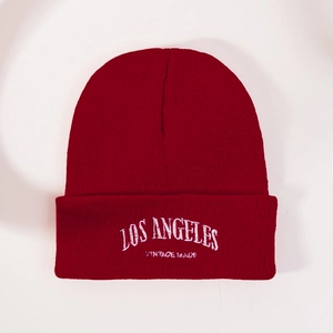 Broderie détaillée LOS ANGELES VINTAGE MADE sur un bonnet en maille côtelée rouge foncé